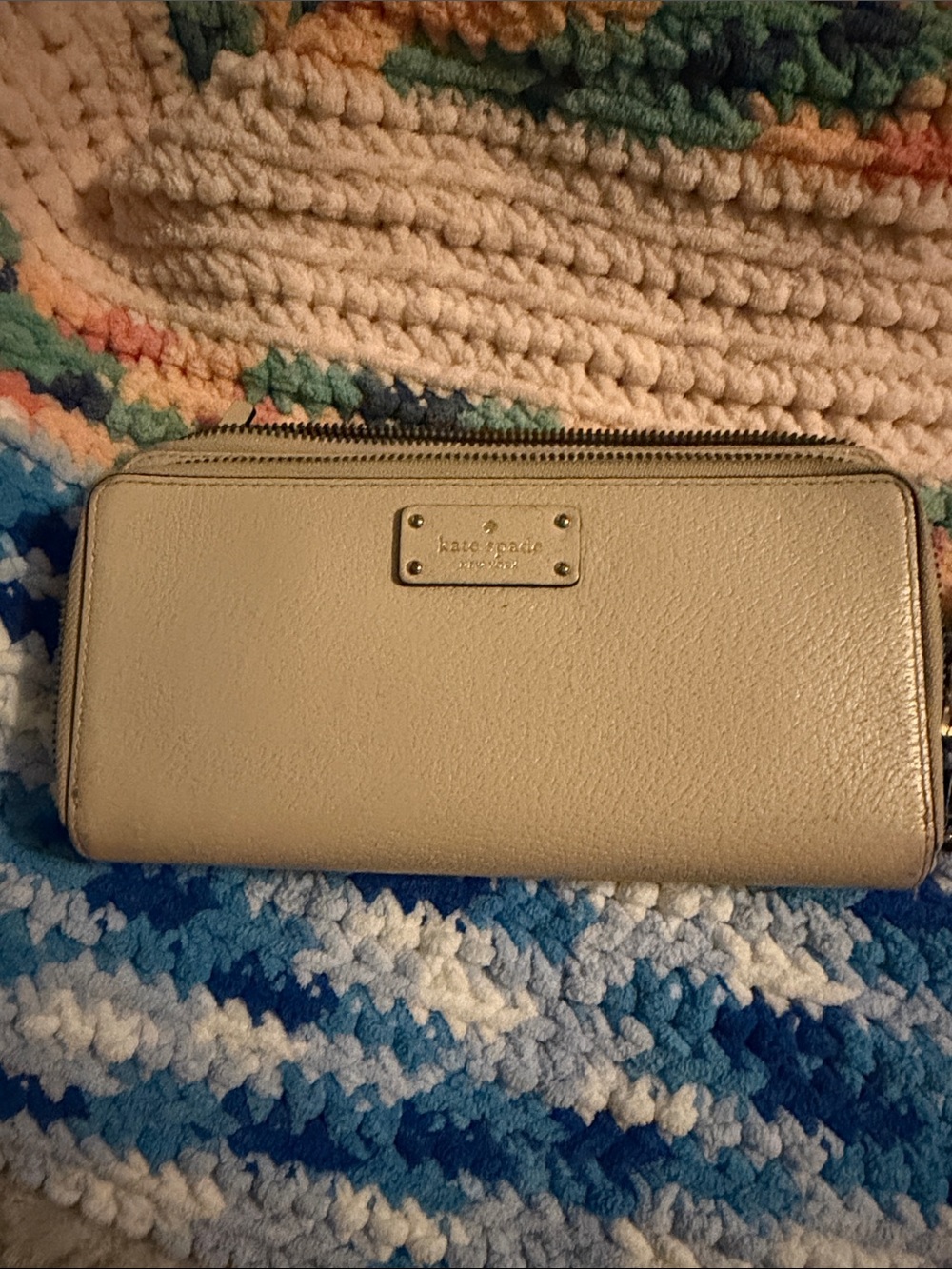 kate spade beige pebbled leather zip wallet